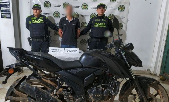 Dos policías captores y una motocicleta recuperada