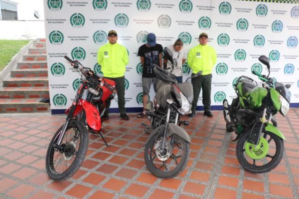 Son capturadas dos personas y recuperadas dos motocicletas 