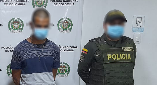 1 persona capturada-policías custodiando