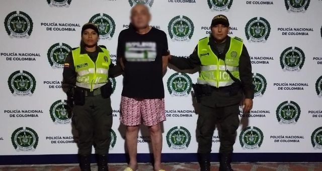Persona capturada-policías custodiando