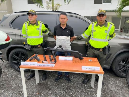 En un automóvil se transportaba con dos armas de fuego, munición, cinco cargadores, entre otros 