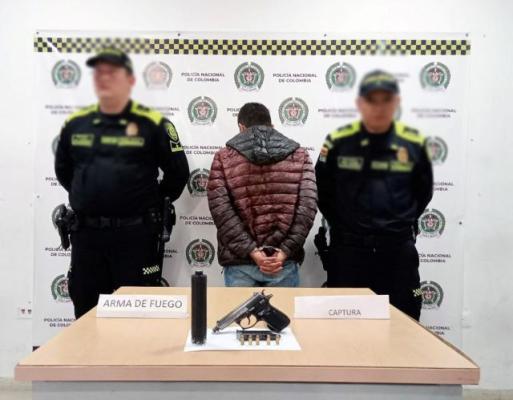 Esta persona llevaba consigo un arma de fuego con supresor de sonido y munición para la misma