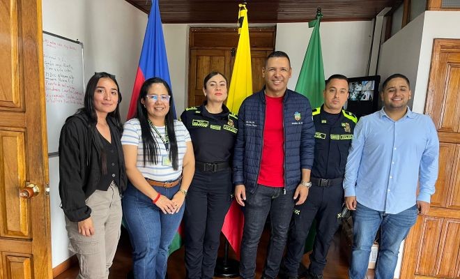 alcalde, secretario de gobierno, responsable piscc, gestora territorial policia y dos uniformados de la policia