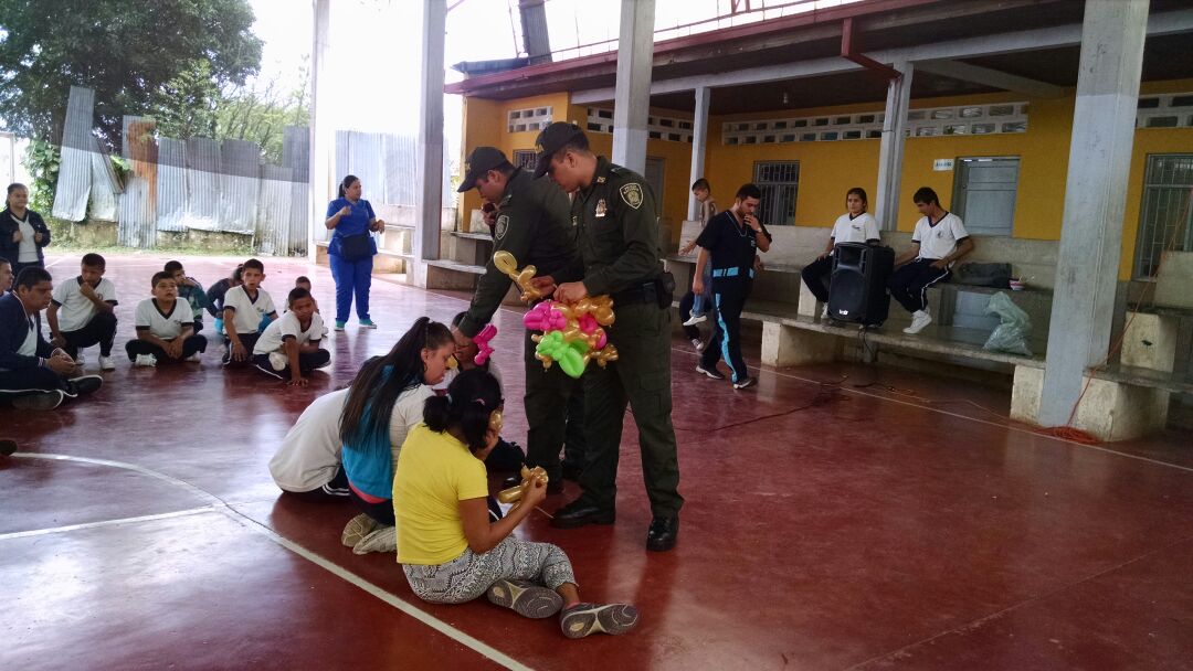 Niños con síndrome de Down escriben historias llenas de emociones y sentimientos al lado de la Policía