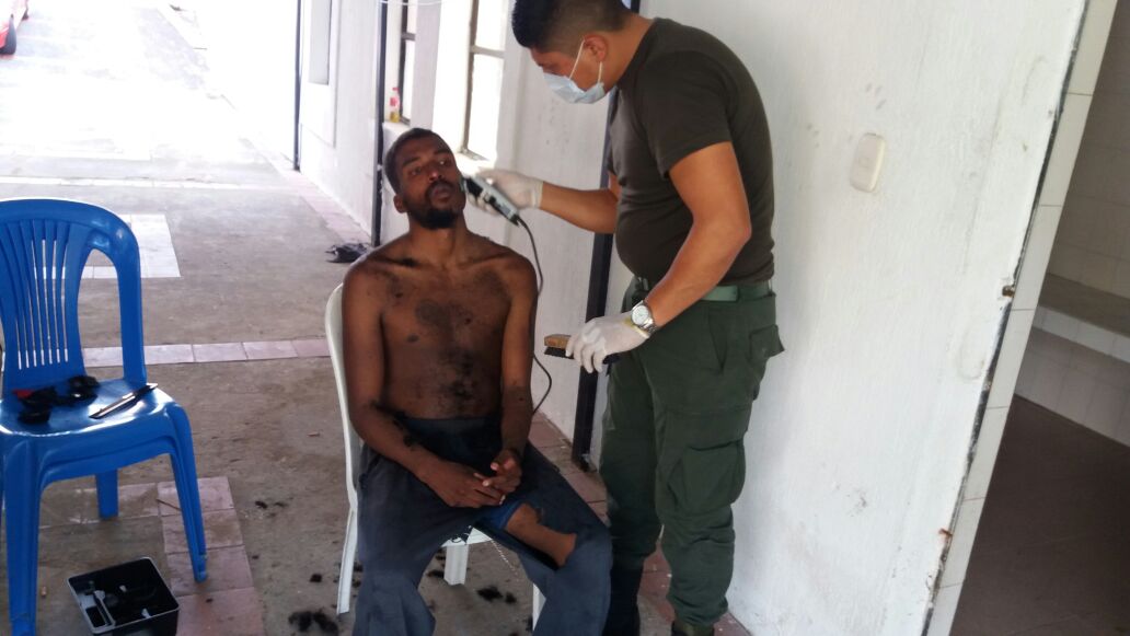 Fue afeitado y se le proporciono ropa