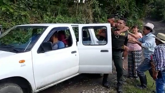 Policía cargando persona en los hombros