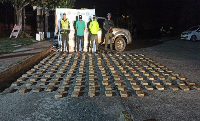Persona capturada-policías custodiando 