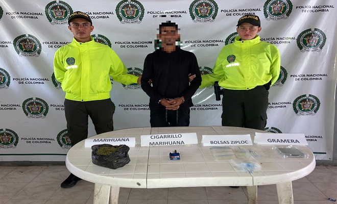 Persona capturada-policías custodiando 