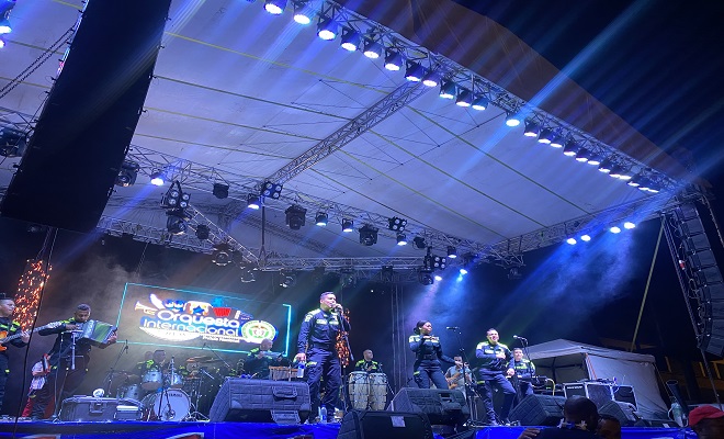 Presentación de la orquesta de la Policía Nacional en el festival de colonias del municipio de Inírida