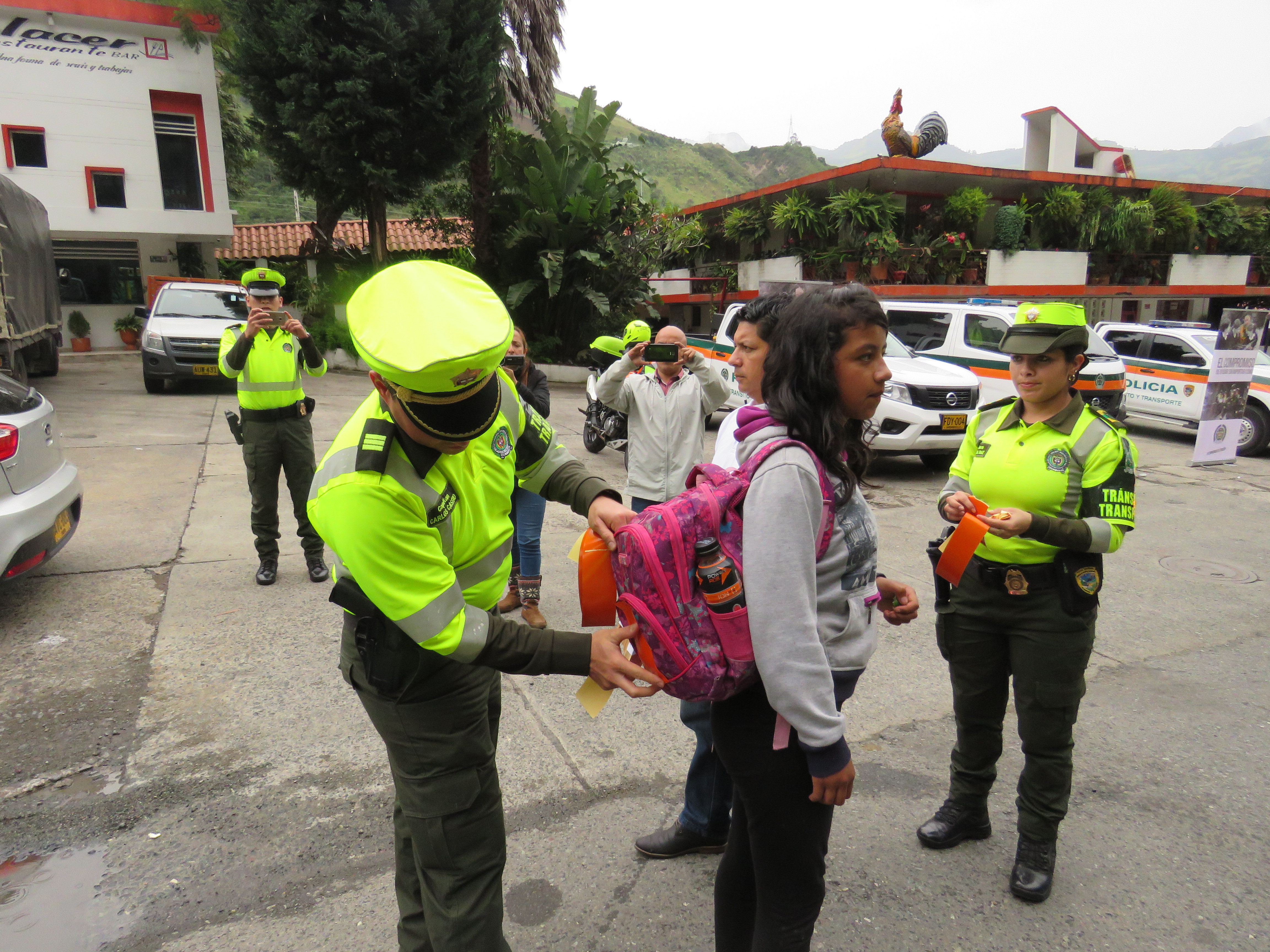 Entrega de reflectivos a los Peregrinos