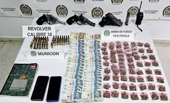 El operativo permitió la incautación de municiones, drogas y dinero.