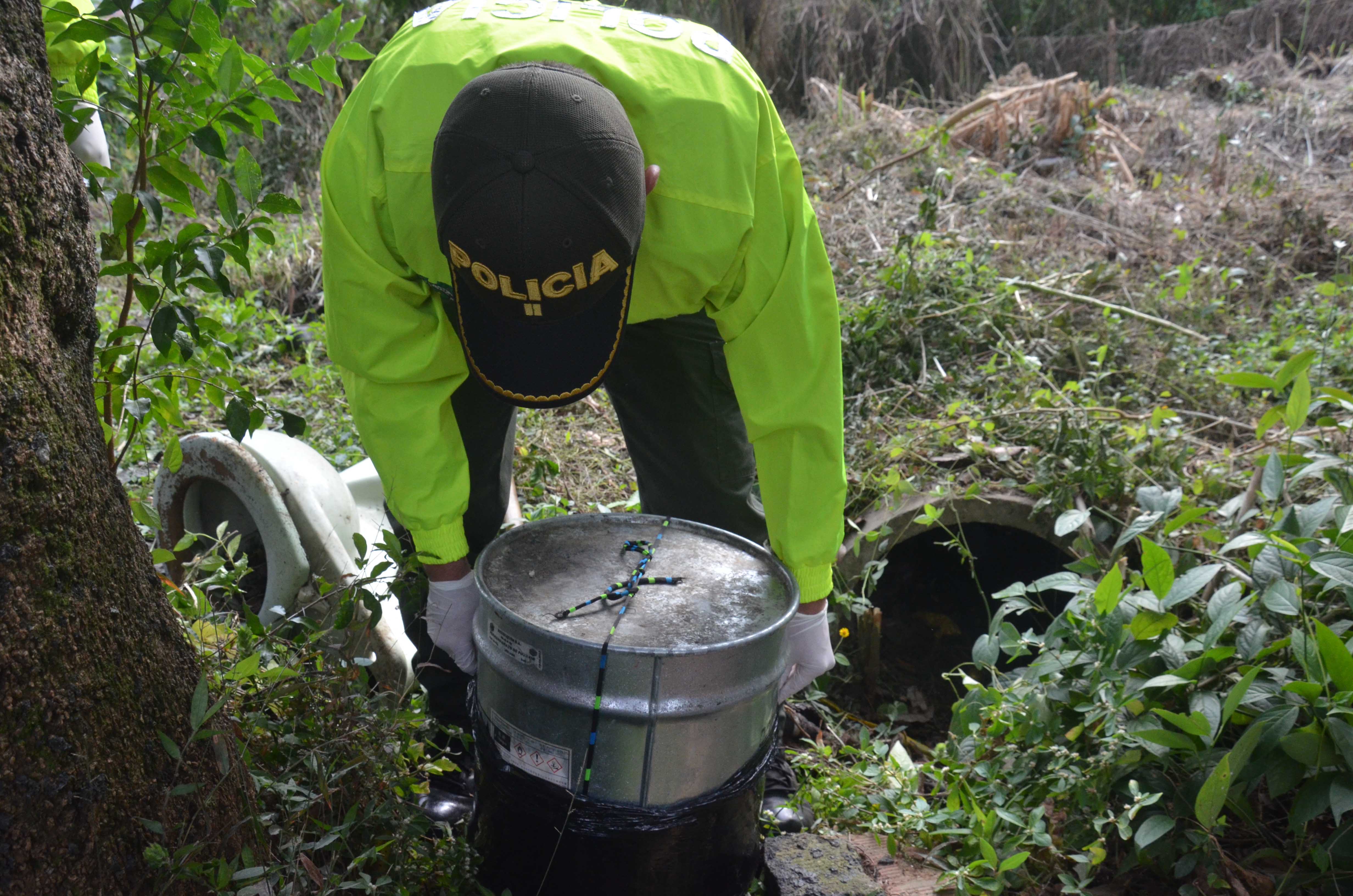 Caleta donde fueron encontradas armas de fuego en Medellín