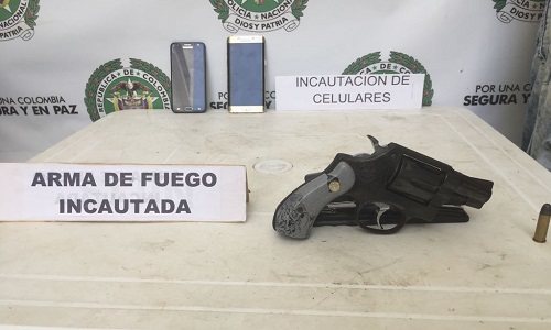 Los sujetos ocultaban un arma de fuego en el sillín de su motocicleta