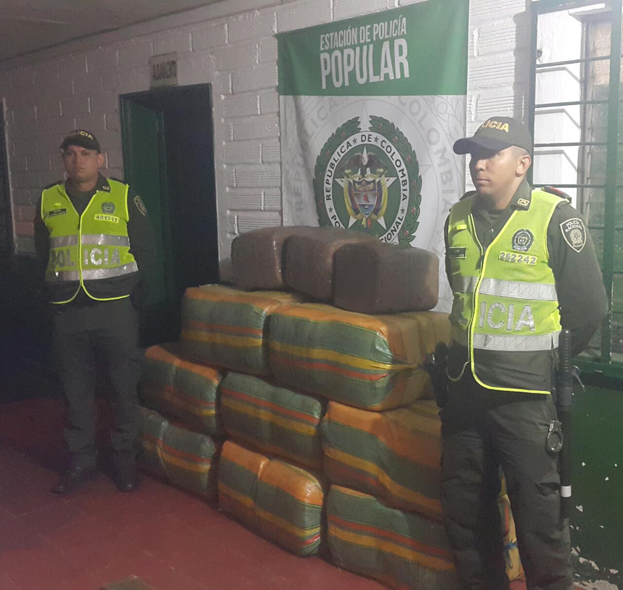 Dos policías custodian 8 bultos y tres pacas con marihuana incautada 