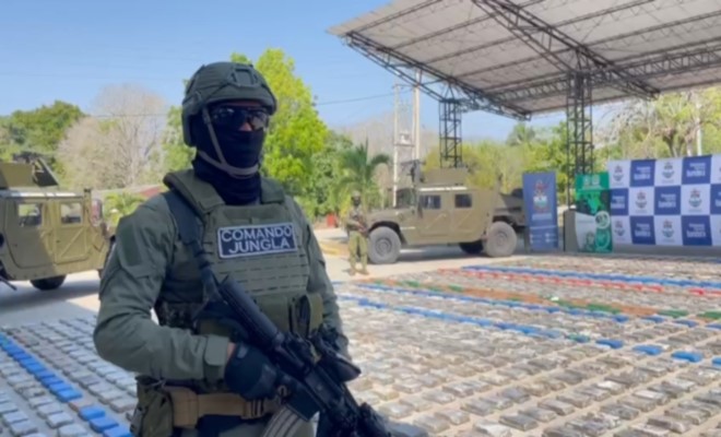 droga incautada-policía custodiando