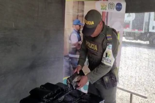 Policía inspeccionando paquetes