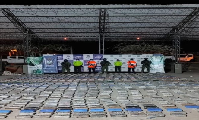 droga incautada-policía custodiando