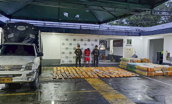 Elementos incautados-policías custodiando