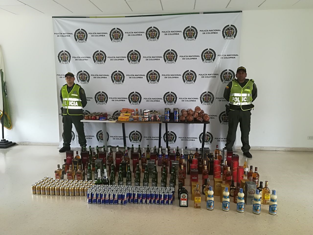 En el procedimiento policial también se hallaron alimentos vencidos