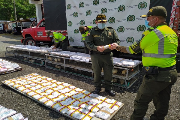 1.547 paquetes de marihuana incautados encaletado en jaulas de pollos 