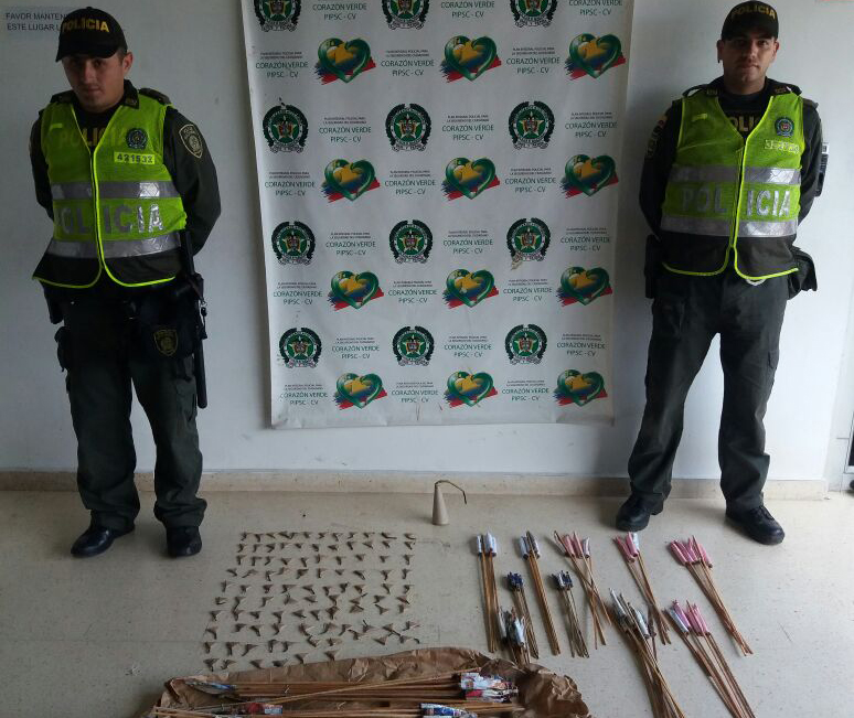 Dos policías custodian pólvora incautada regada en el piso