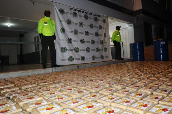 Redes del narcotráfico habían camuflado el estupefaciente en canecas con grasa industrial.