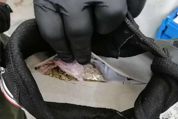 Incautación de marihuana en zapatillas