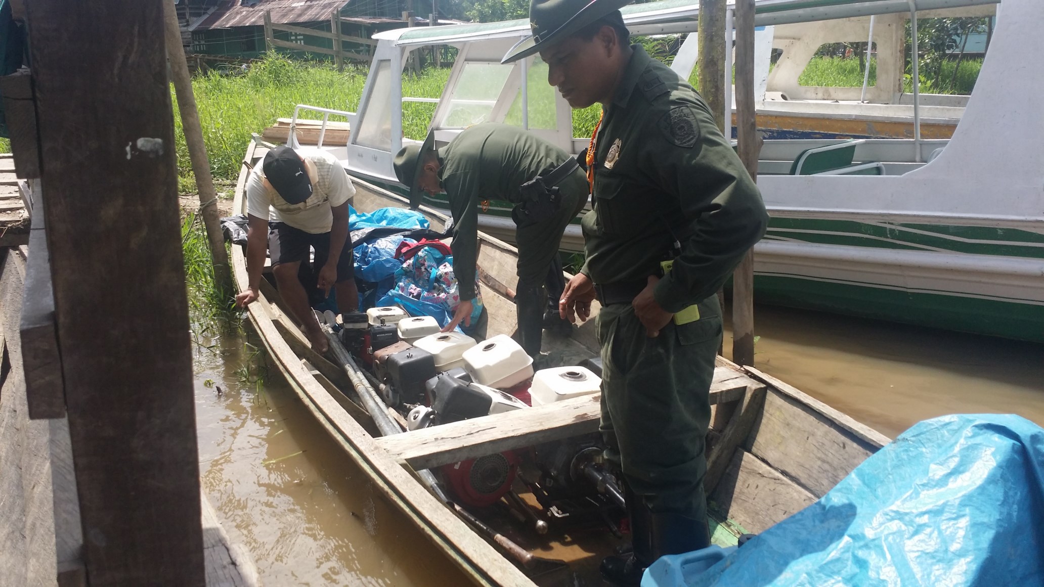 Carabineros y guías caninos de la policía los ubicaron durante registro a una embarcación