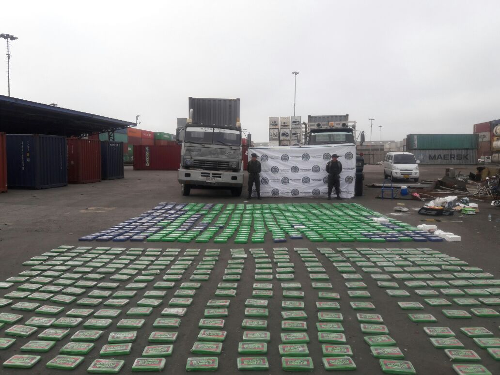 Incautan-700-kilos-de-cocaína-que-estaban-ocultos-en-dos-vehículos-de-carga