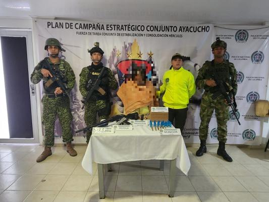 Persona capturada-policías custodiando 