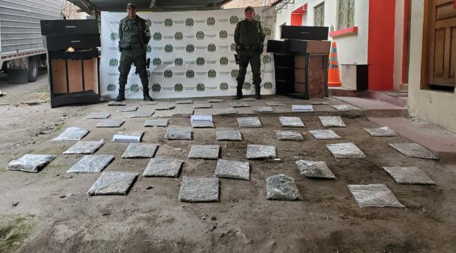 Elementos incautados-policías custodiando