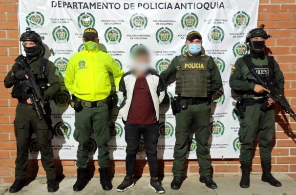 una persona capturada-policías custodiando