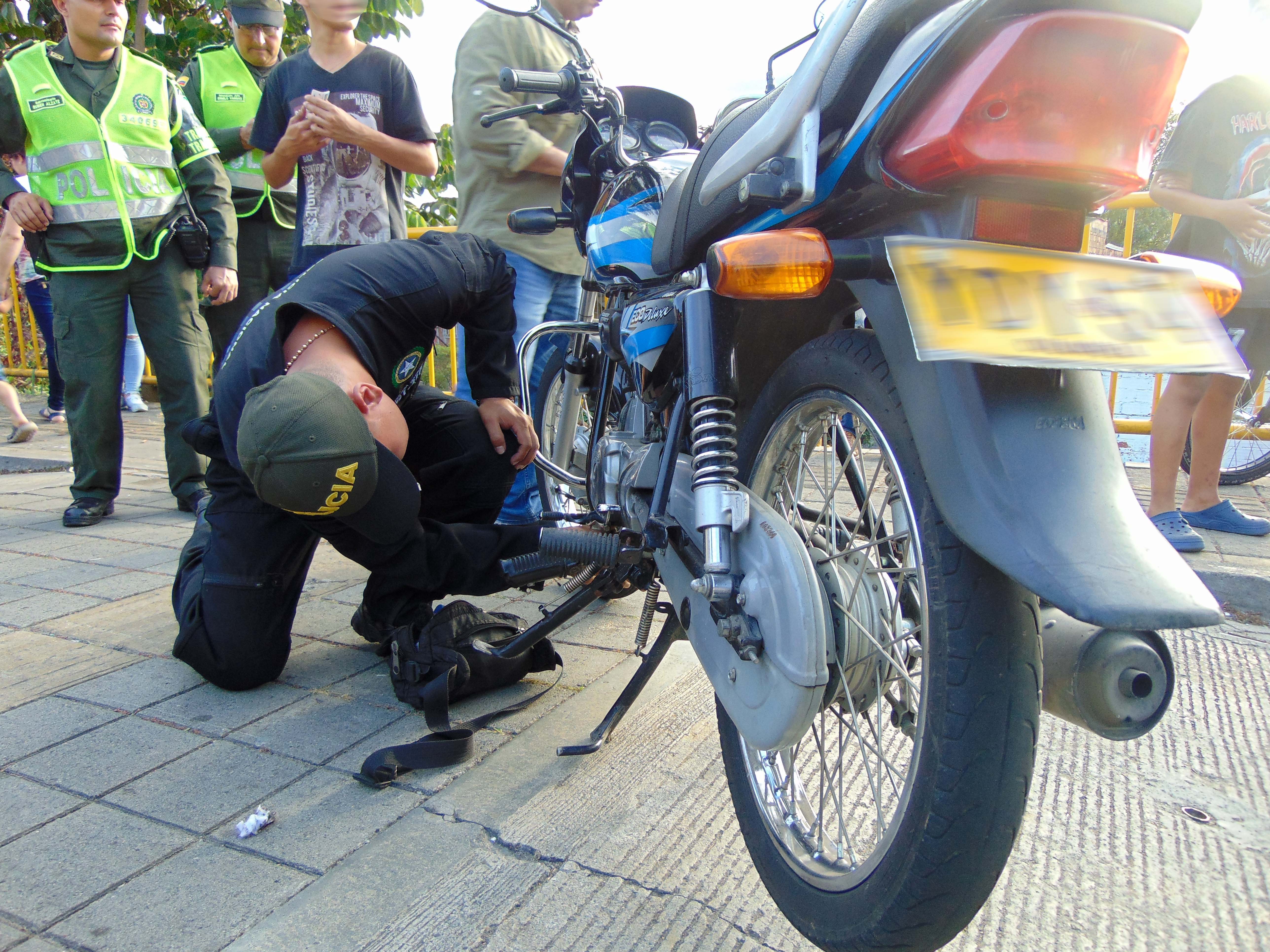 Técnico de la Sijin revisa motocicleta 