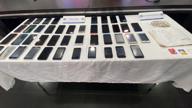 Incautados 44 celulares, 20 sim cards, 30 cargadores, 33 gramos de marihuna