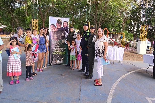 Tres Polic&iacute;as en comunidad en la jornada de Cambiemos Juguetes por Vidas