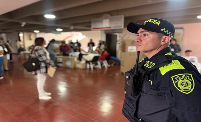 Un Policía prestando seguridad en los puestos de votación