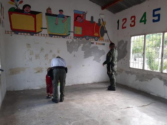 Policía realizando ornato y embellecimiento