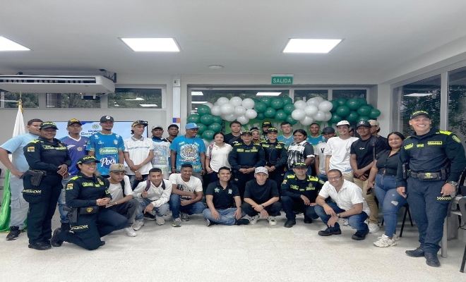 Policia comunitaria y jovenes de la barra de futbol del equipo Jaguares de Cordoba