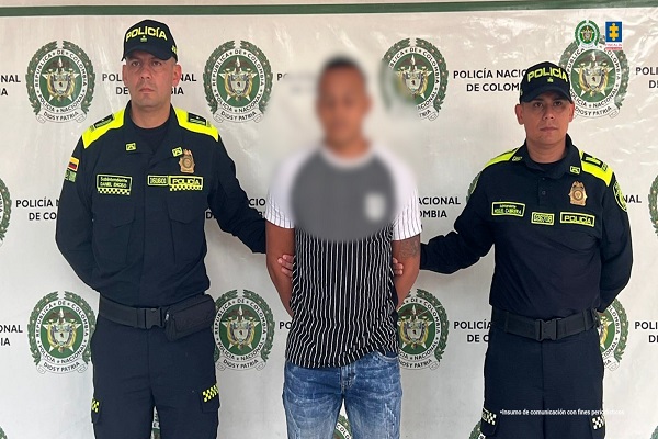 Dos polic&iacute;as y un hombre capturado se&ntilde;alado de abusar sexualmente e intentar asesinar a su compa&ntilde;era sentimental