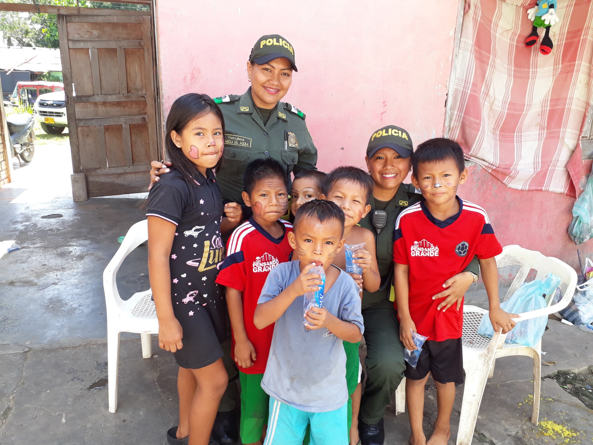 Patrullera ayuda con alegría a los niños