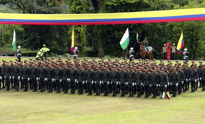 En-ceremonia policial-255-auxiliares bachilleres-hacen-juramento-de-bandera