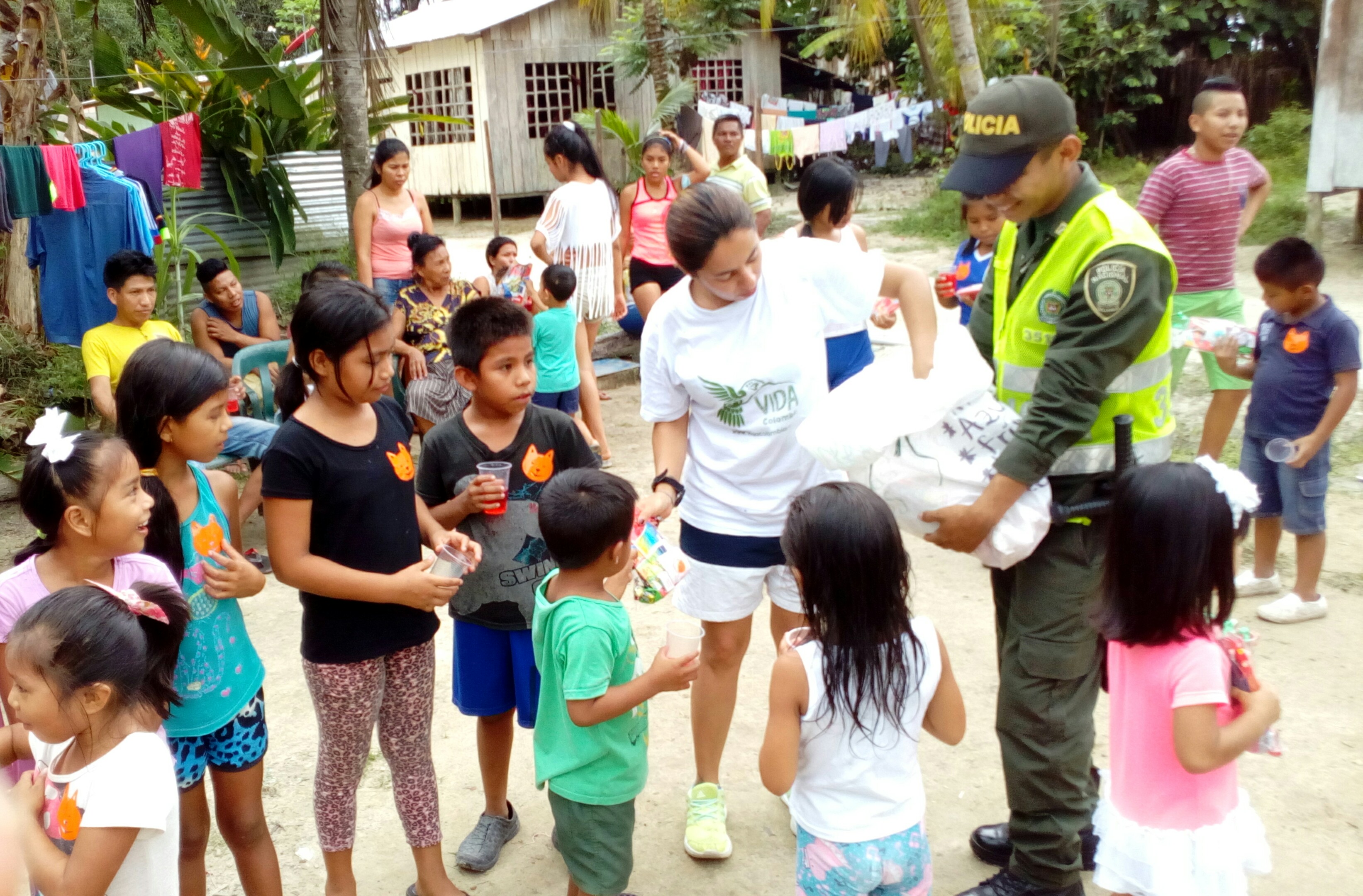 Entrega-de-kits-escolares -Policía Nacional y Fundación Vida llevan kits escolares a niños indígenas