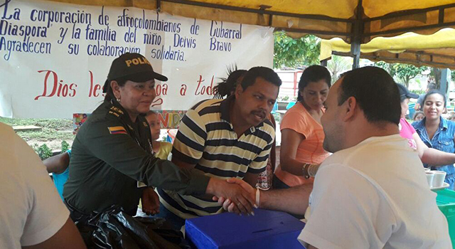 Con una “chocolatada”-la Policía Nacional-y la comunidad-buscan mejorar la salud-de un niño