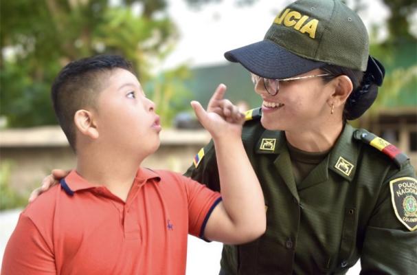 Más allá del uniforme: la conexión especial entre una auxiliar de Policía y su hermano con síndrome Down.