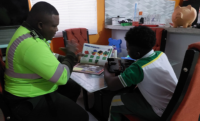  Padre y madre para su hijo Ángel