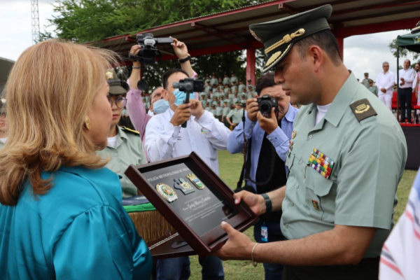Condecoración a personal uniformado 