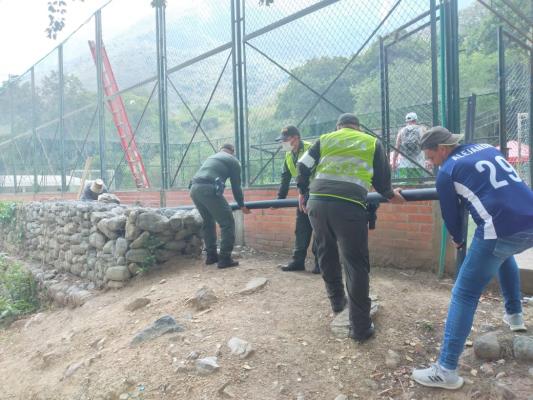 La_policía_nacional_lleva_luz_verde_oliva_a_la_comunidad_de_la_vereda_los_tanques_5