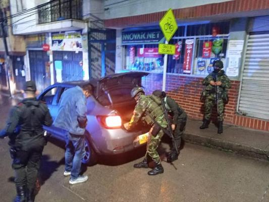  la_policia_y_el_ejercito_se_toman_el_municipio_de_pamplona.j