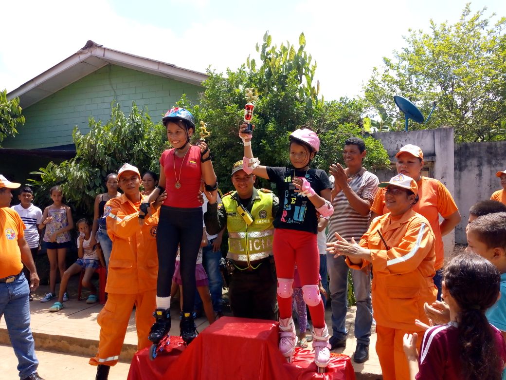 policia-compartir con los niños-tornero de patinaje-guamal-magdalena-trabajo interinstitucional-parroquia-mas cerca del ciudadano