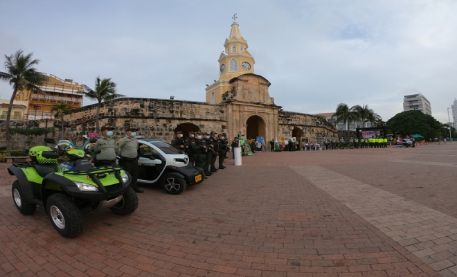 Ciudad amurallada-policías formando con sus vehículos 